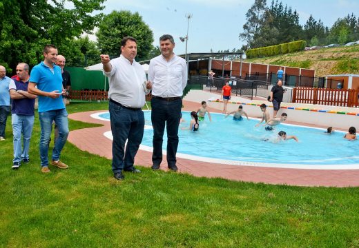 A Xunta e o concello de Frades investiron 40.000 euros para que os máis pequenos estreasen unha piscina específica para eles